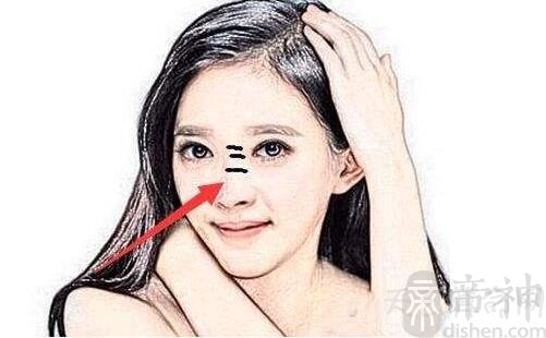 女人鼻梁上有横纹图片图片